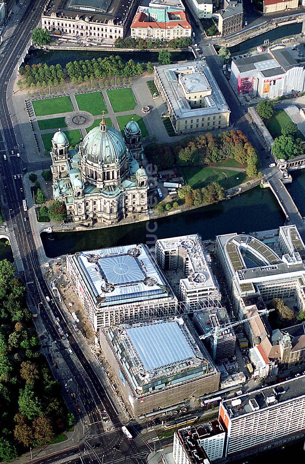 Berlin aus der Vogelperspektive: Berlin-Mitte 20.09.2003 DOM Aquaree der DIFA Hamburg an der Museumsinsel an der Spree gegenüber dem Berliner Dom