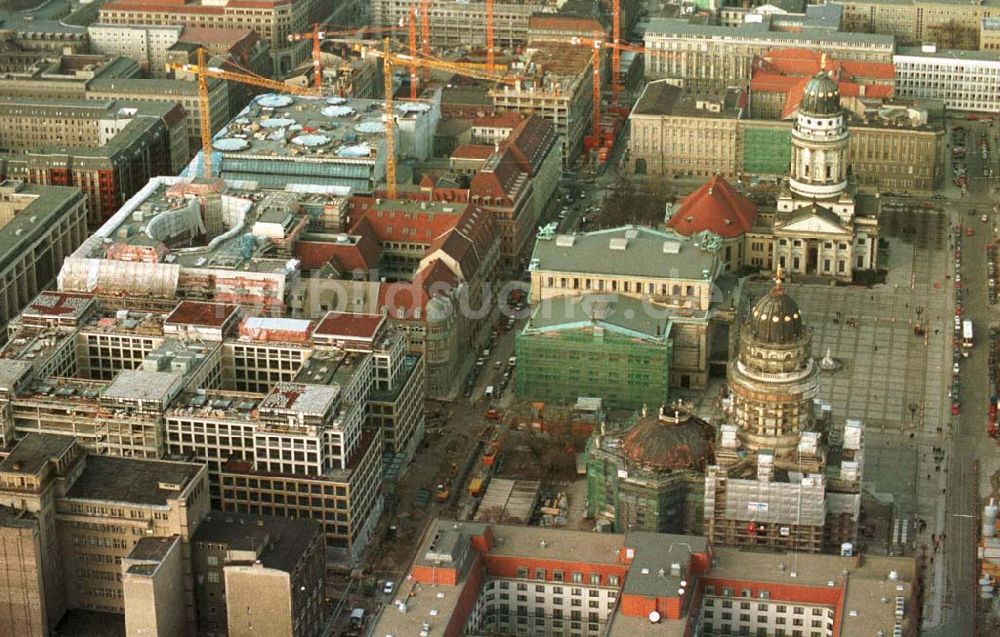 Berlin aus der Vogelperspektive: Berlin Mitte Gandarmenmarkt. Baustelle des Kaufhauses Lafajette 02.1995