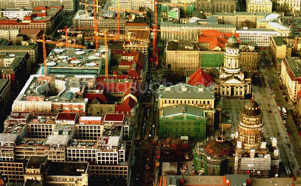 Luftbild Berlin - Berlin Mitte Gandarmenmarkt. Baustelle des Kaufhauses Lafajette 02.1995