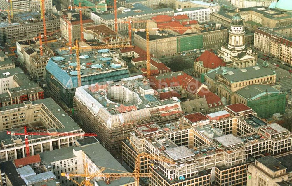 Luftaufnahme Berlin - Berlin Mitte Gandarmenmarkt. Baustelle des Kaufhauses Lafajette 02.1995