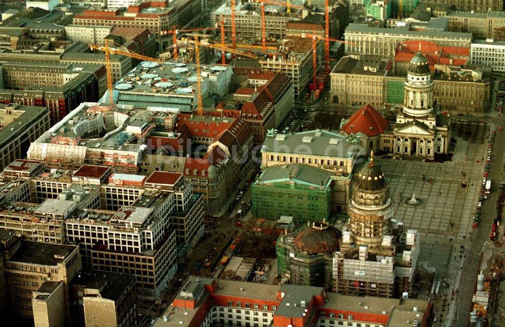 Berlin von oben - Berlin Mitte Gandarmenmarkt. Baustelle des Kaufhauses Lafajette 02.1995