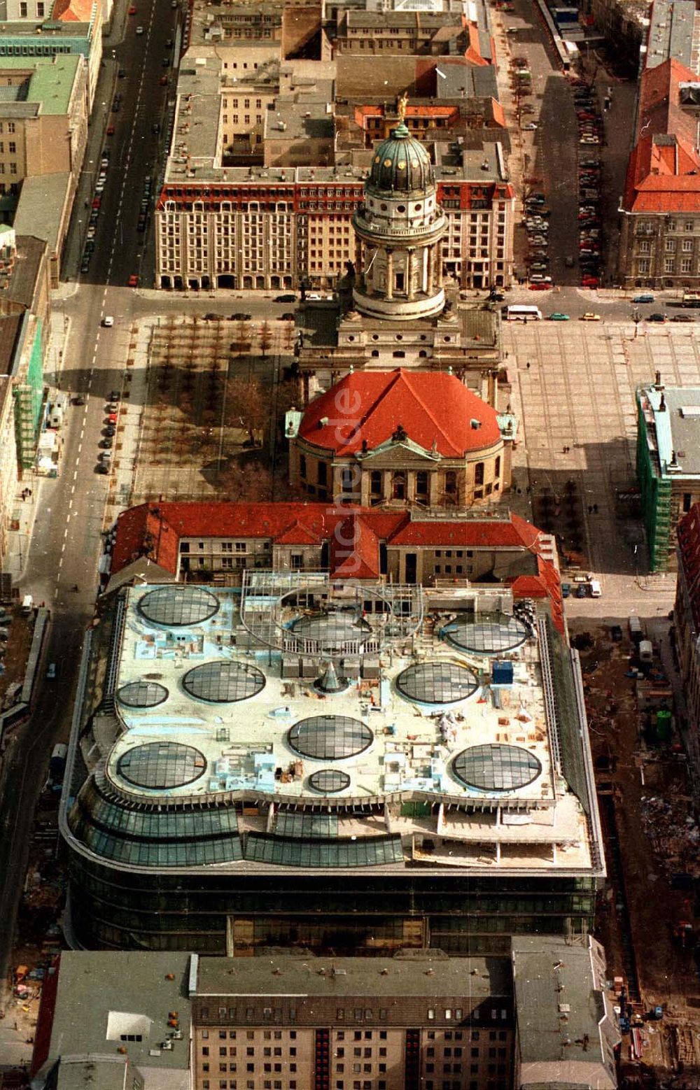 Luftbild Berlin - Berlin Mitte Gandarmenmarkt. Baustelle des Kaufhauses Lafajette 02.1995