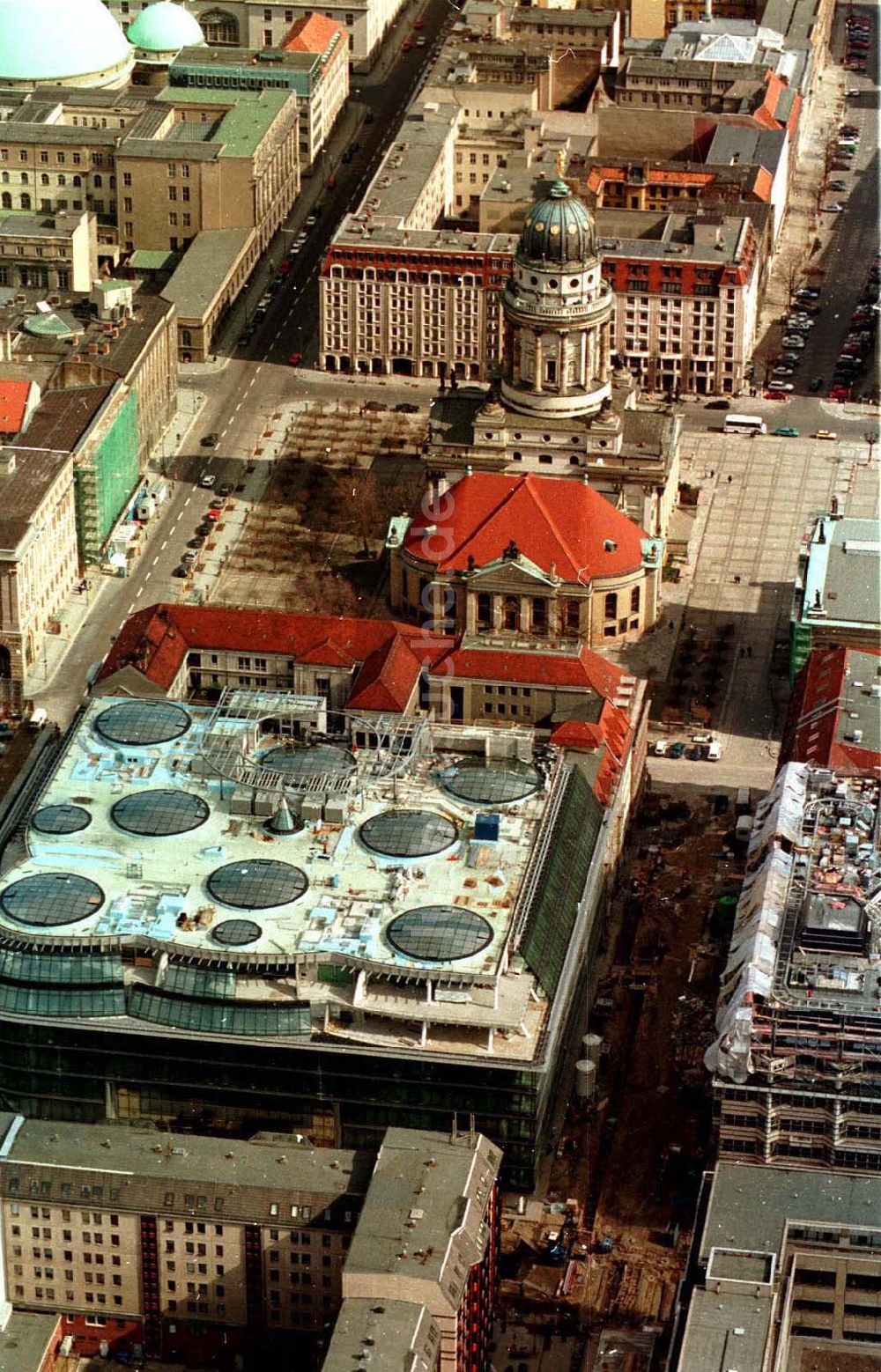 Luftaufnahme Berlin - Berlin Mitte Gandarmenmarkt. Baustelle des Kaufhauses Lafajette 02.1995