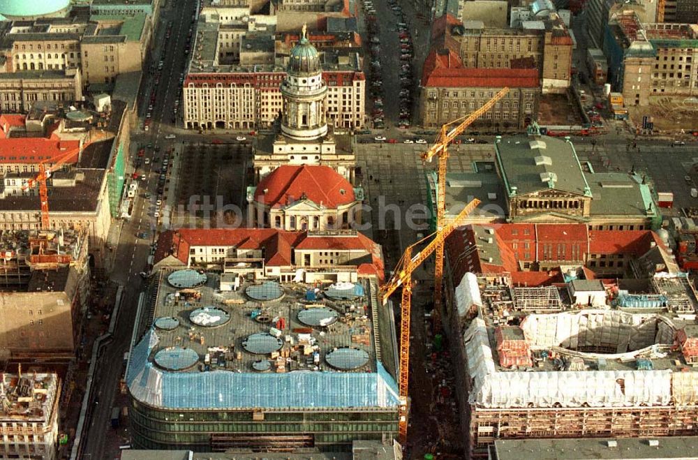 Berlin von oben - Berlin Mitte Gandarmenmarkt. Baustelle des Kaufhauses Lafajette 02.1995