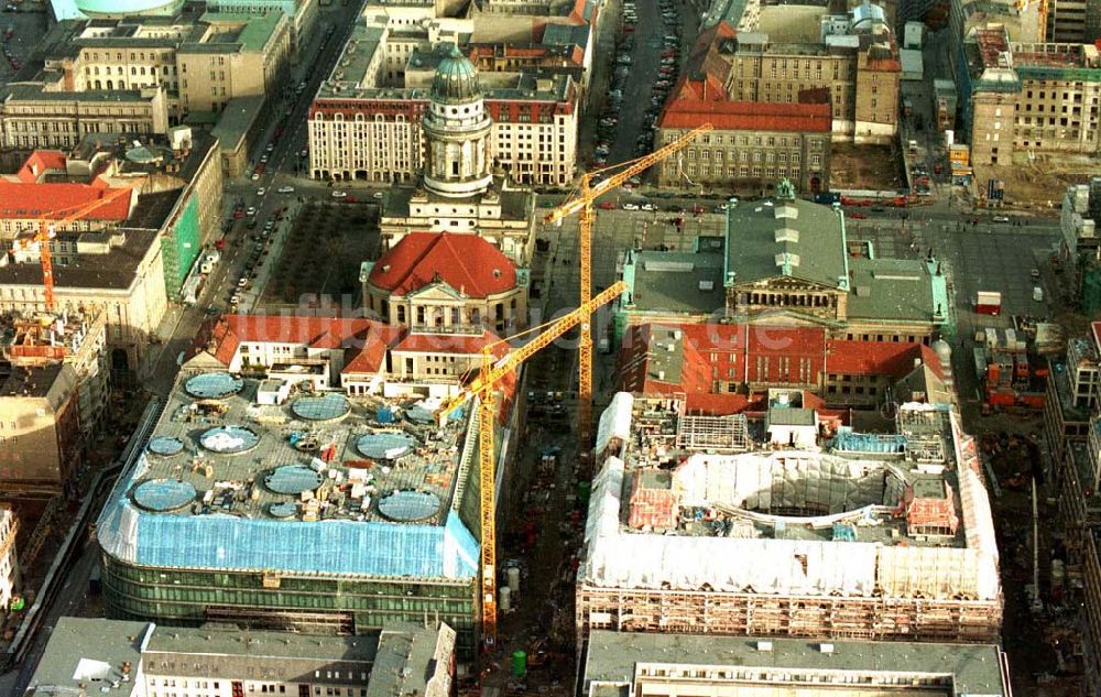 Berlin aus der Vogelperspektive: Berlin Mitte Gandarmenmarkt. Baustelle des Kaufhauses Lafajette 02.1995