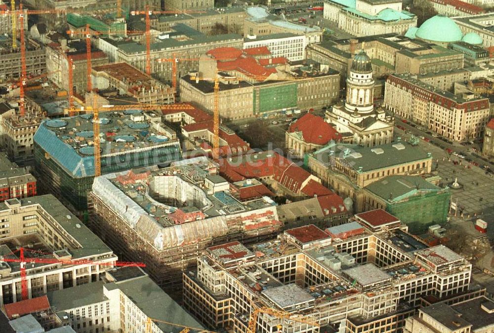 Luftbild Berlin - Berlin Mitte Gandarmenmarkt. Baustelle des Kaufhauses Lafajette 02.1995