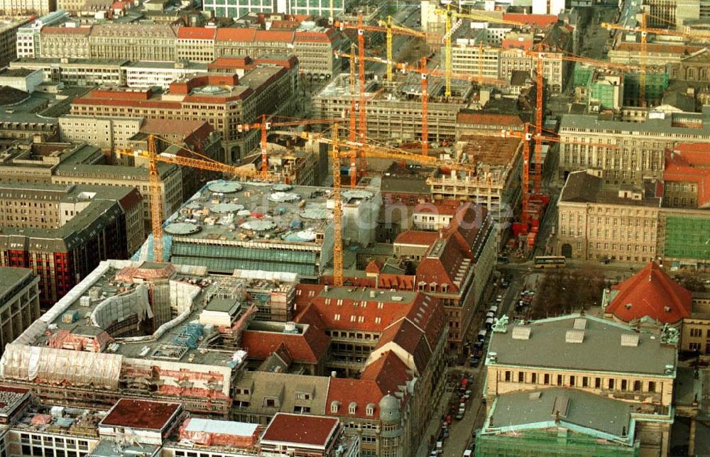 Berlin aus der Vogelperspektive: Berlin Mitte Gandarmenmarkt. Baustelle des Kaufhauses Lafajette 02.1995