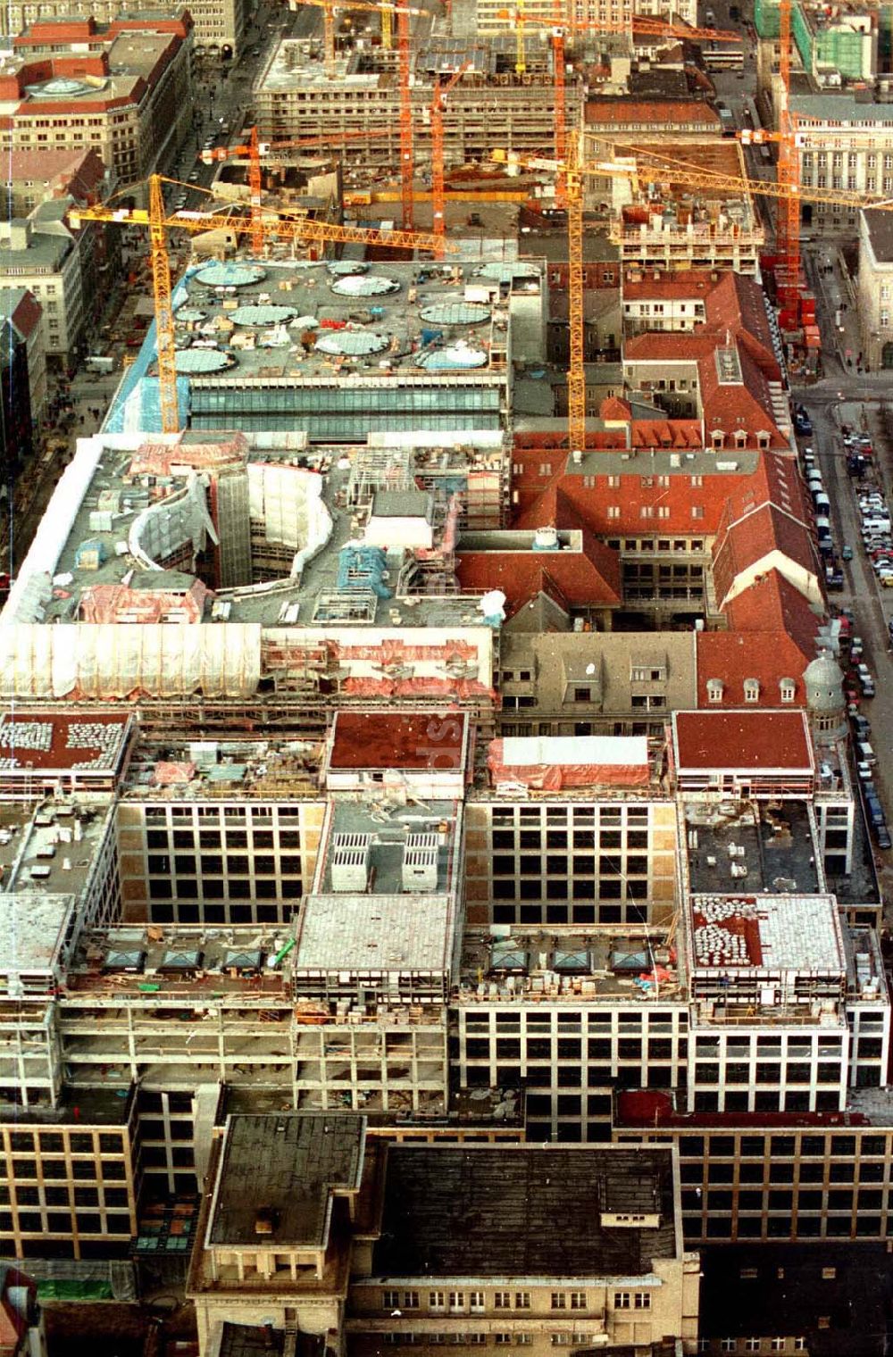 Luftbild Berlin - Berlin Mitte Gandarmenmarkt. Baustelle des Kaufhauses Lafajette 02.1995