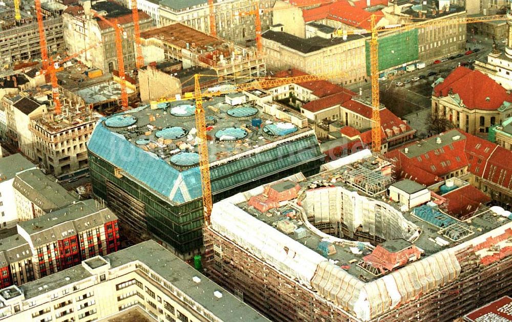 Luftaufnahme Berlin - Berlin Mitte Gandarmenmarkt. Baustelle des Kaufhauses Lafajette 02.1995