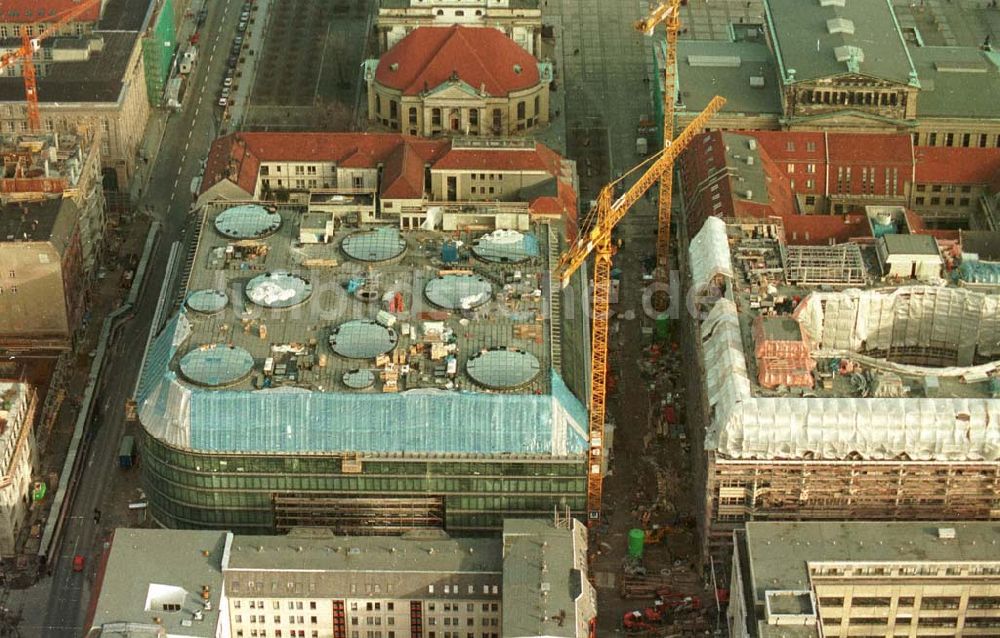 Berlin aus der Vogelperspektive: Berlin Mitte Gandarmenmarkt. Baustelle des Kaufhauses Lafajette 02.1995