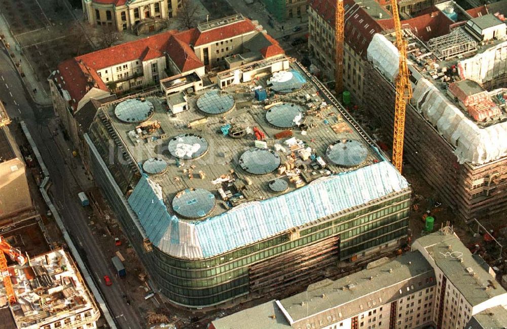 Luftbild Berlin - Berlin Mitte Gandarmenmarkt. Baustelle des Kaufhauses Lafajette 02.1995