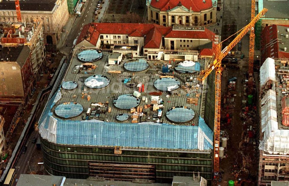 Luftaufnahme Berlin - Berlin Mitte Gandarmenmarkt. Baustelle des Kaufhauses Lafajette 02.1995