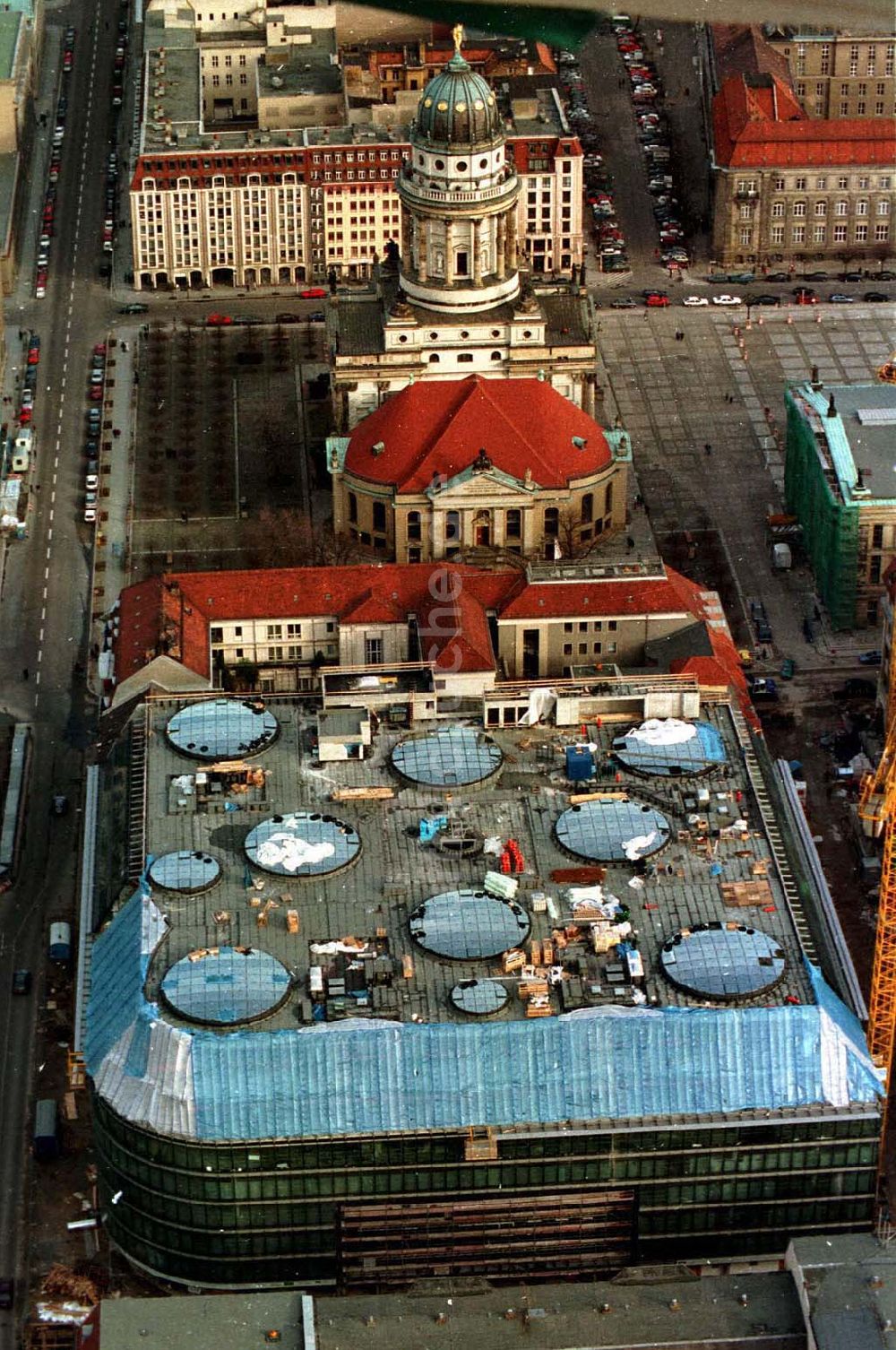 Berlin von oben - Berlin Mitte Gandarmenmarkt. Baustelle des Kaufhauses Lafajette 02.1995