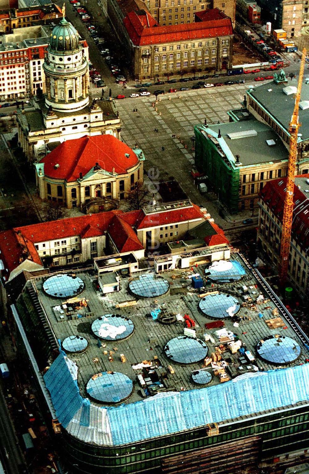 Berlin aus der Vogelperspektive: Berlin Mitte Gandarmenmarkt. Baustelle des Kaufhauses Lafajette 02.1995