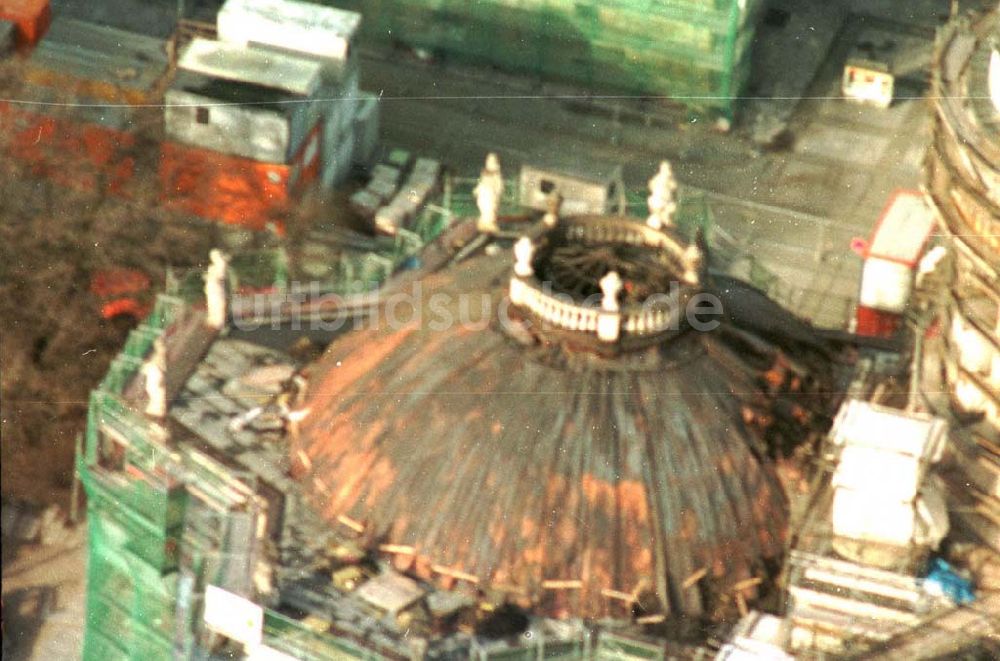 Luftaufnahme Berlin - Berlin Mitte Gandarmenmarkt. Deutscher Dom Kuppel 02.1995