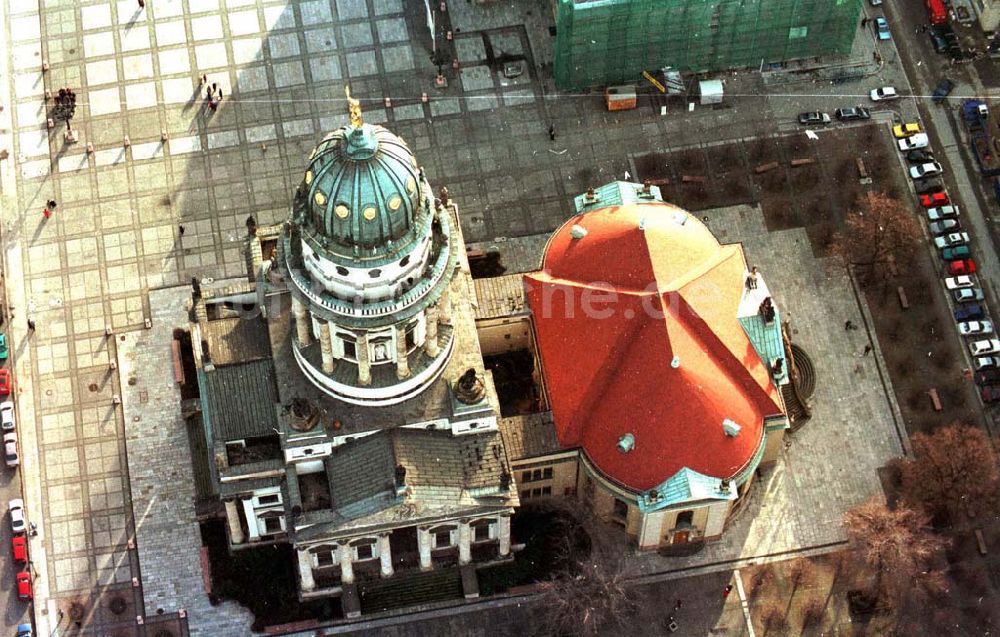 Berlin von oben - Berlin Mitte Gandarmenmarkt. Französicher Dom 02.1995