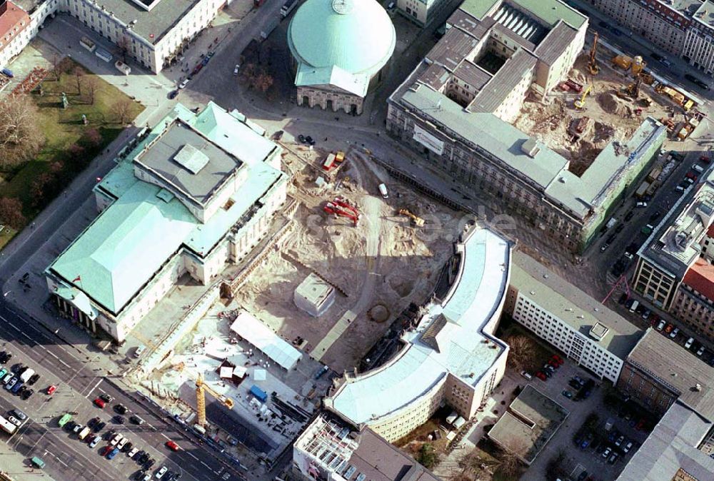 Berlin von oben - BERLIN-Mitte, Grundsteinlegung für den Bau einer Tiefgarage am Bebelplatz durch die Firmen Wöhr + Bauer und Schälerbau Berlin