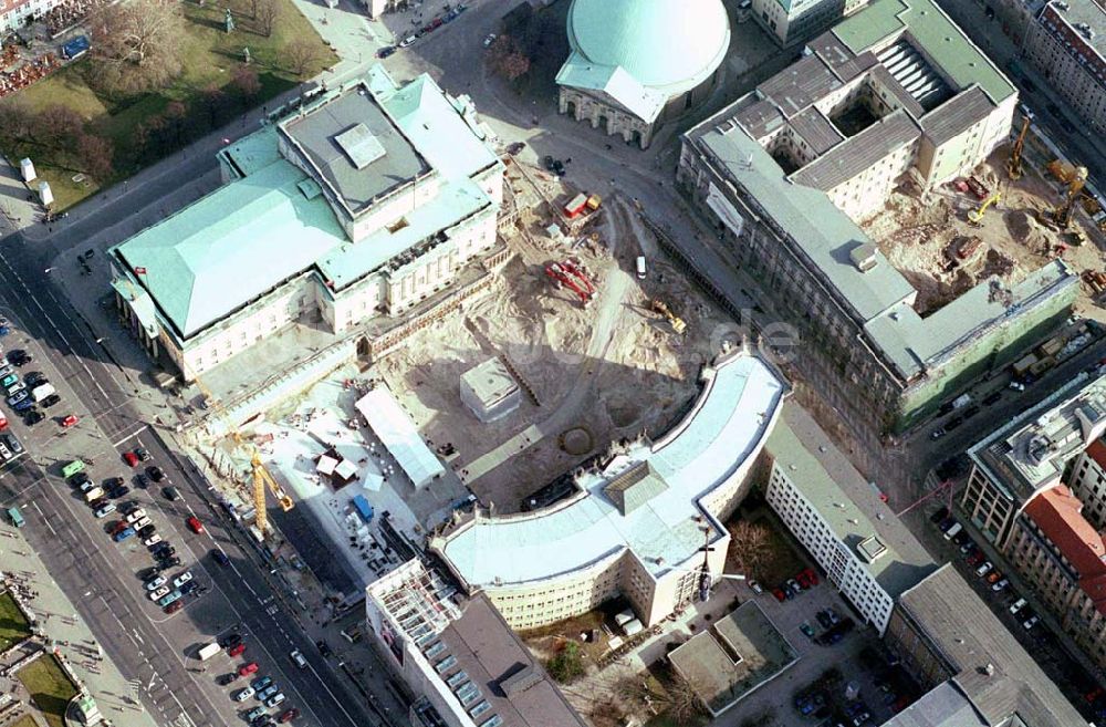 Berlin aus der Vogelperspektive: BERLIN-Mitte, Grundsteinlegung für den Bau einer Tiefgarage am Bebelplatz durch die Firmen Wöhr + Bauer und Schälerbau Berlin