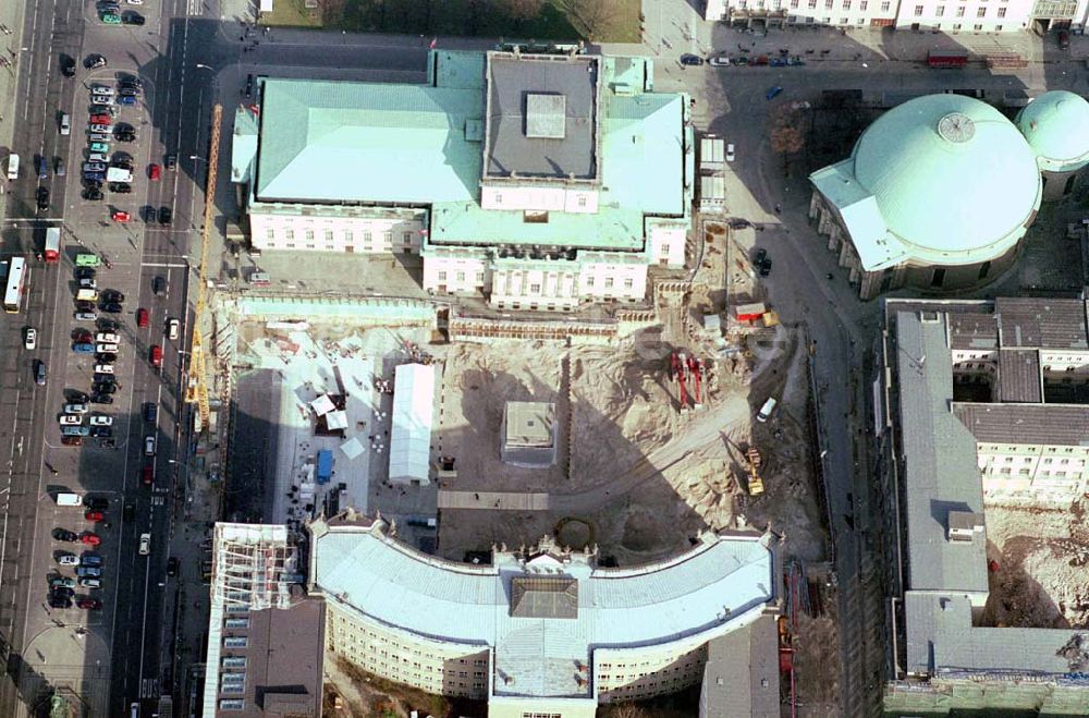 Luftbild Berlin - BERLIN-Mitte, Grundsteinlegung für den Bau einer Tiefgarage am Bebelplatz durch die Firmen Wöhr + Bauer und Schälerbau Berlin