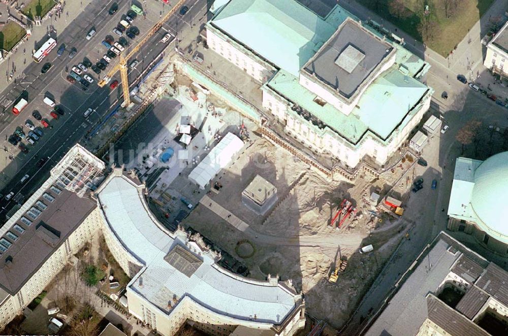 Berlin von oben - BERLIN-Mitte, Grundsteinlegung für den Bau einer Tiefgarage am Bebelplatz durch die Firmen Wöhr + Bauer und Schälerbau Berlin