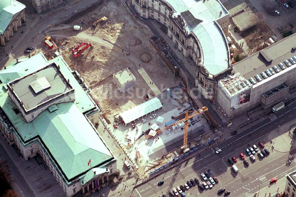 Luftbild Berlin - BERLIN-Mitte, Grundsteinlegung für den Bau einer Tiefgarage am Bebelplatz durch die Firmen Wöhr + Bauer und Schälerbau Berlin