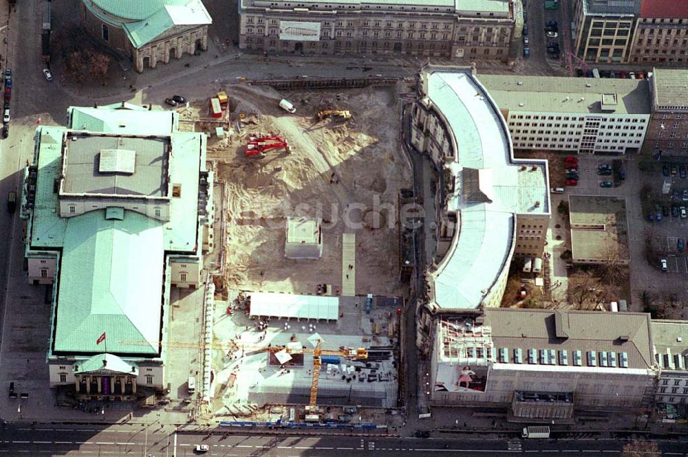 Luftaufnahme Berlin - BERLIN-Mitte, Grundsteinlegung für den Bau einer Tiefgarage am Bebelplatz durch die Firmen Wöhr + Bauer und Schälerbau Berlin