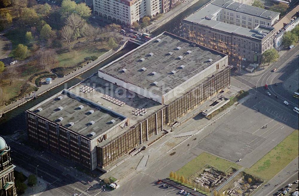 Berlin von oben - 11.11.2003 Berlin-Mitte Palast der Republik