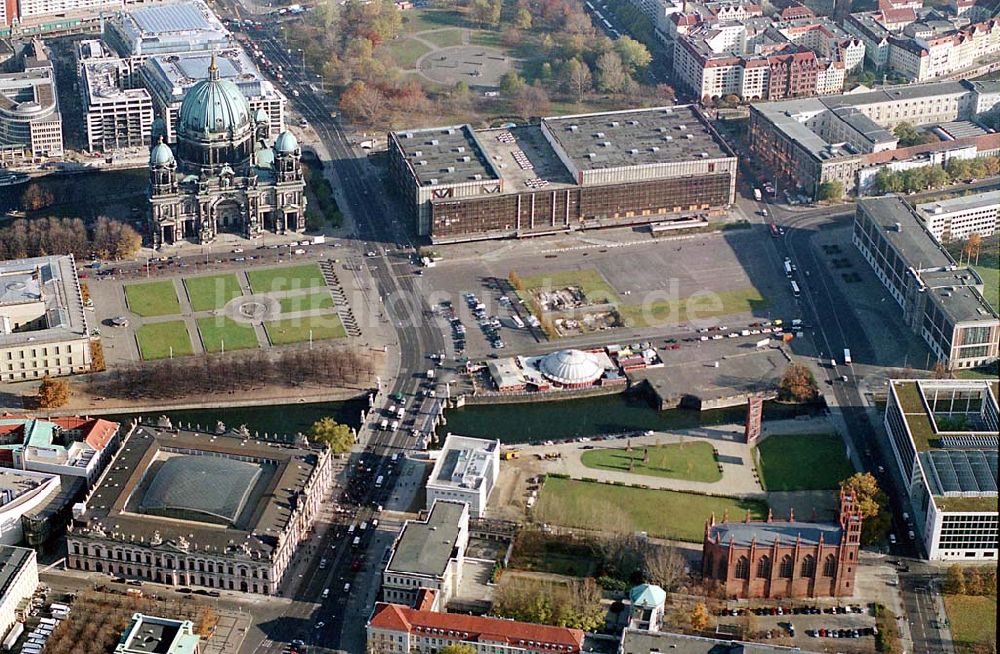 Berlin aus der Vogelperspektive: 11.11.2003 Berlin-Mitte Panorama Blick auf Palast der Republik, Berliner Dom, Zeughaus, Altes Museum,Berliner Dom