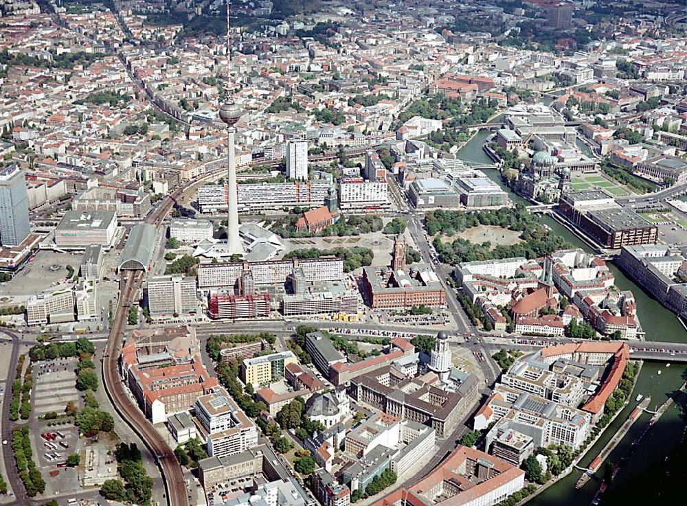 Berlin aus der Vogelperspektive: Berlin Mitte Stadtansicht von Berlin Mitte mit Blick auf den Alexanderplatz mit Fernsehturm, Rotes Rathaus, St