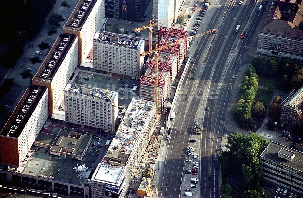 Luftaufnahme Berlin - Berlin-Mitte 20.09.2003 Umbau der Rathaus-Passagen mit Neubau eines Parkhaus und Blick auf die Rathausstraße