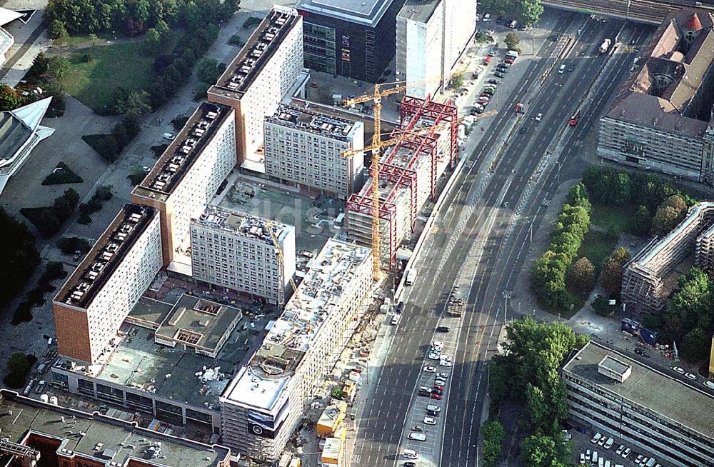 Berlin von oben - Berlin-Mitte 20.09.2003 Umbau der Rathaus-Passagen mit Neubau eines Parkhaus und Blick auf die Rathausstraße