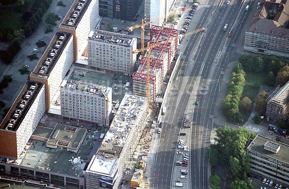 Berlin aus der Vogelperspektive: Berlin-Mitte 20.09.2003 Umbau der Rathaus-Passagen mit Neubau eines Parkhaus und Blick auf die Rathausstraße