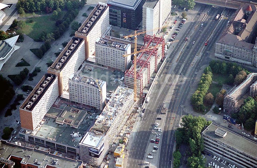 Luftbild Berlin - Berlin-Mitte 20.09.2003 Umbau der Rathaus-Passagen mit Neubau eines Parkhaus und Blick auf die Rathausstraße