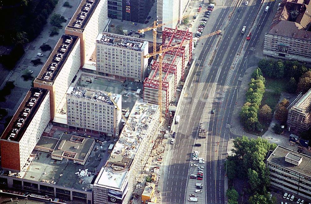 Luftaufnahme Berlin - Berlin-Mitte 20.09.2003 Umbau der Rathaus-Passagen mit Neubau eines Parkhaus und Blick auf die Rathausstraße