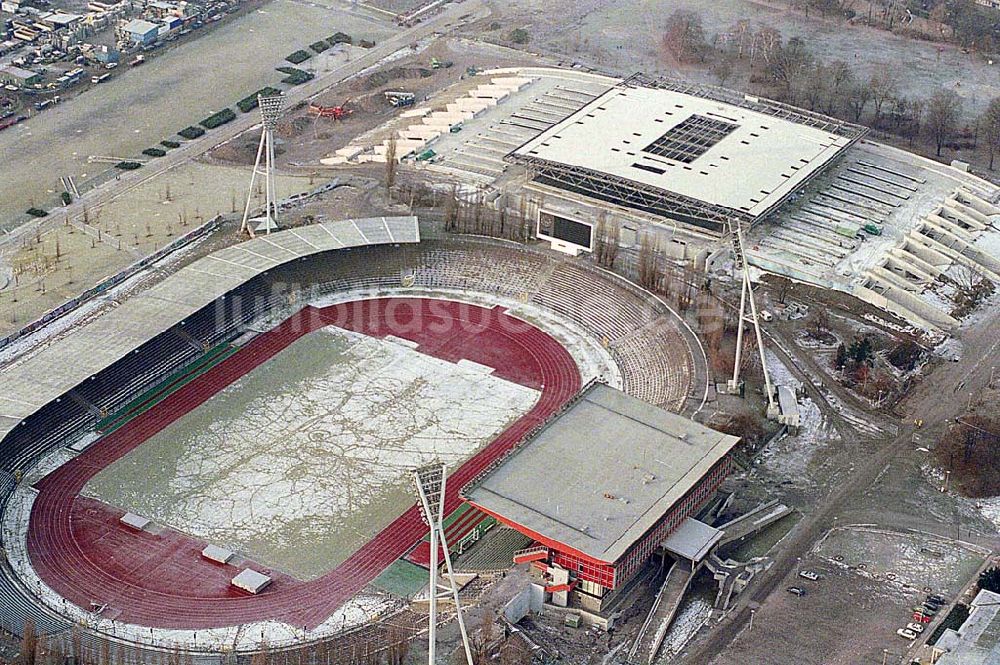 Luftbild Berlin-Prenzlauer Berg - 21.12.1995 Berlin, Neubau Sportstätten Jahnsportpark Ostbahnhof