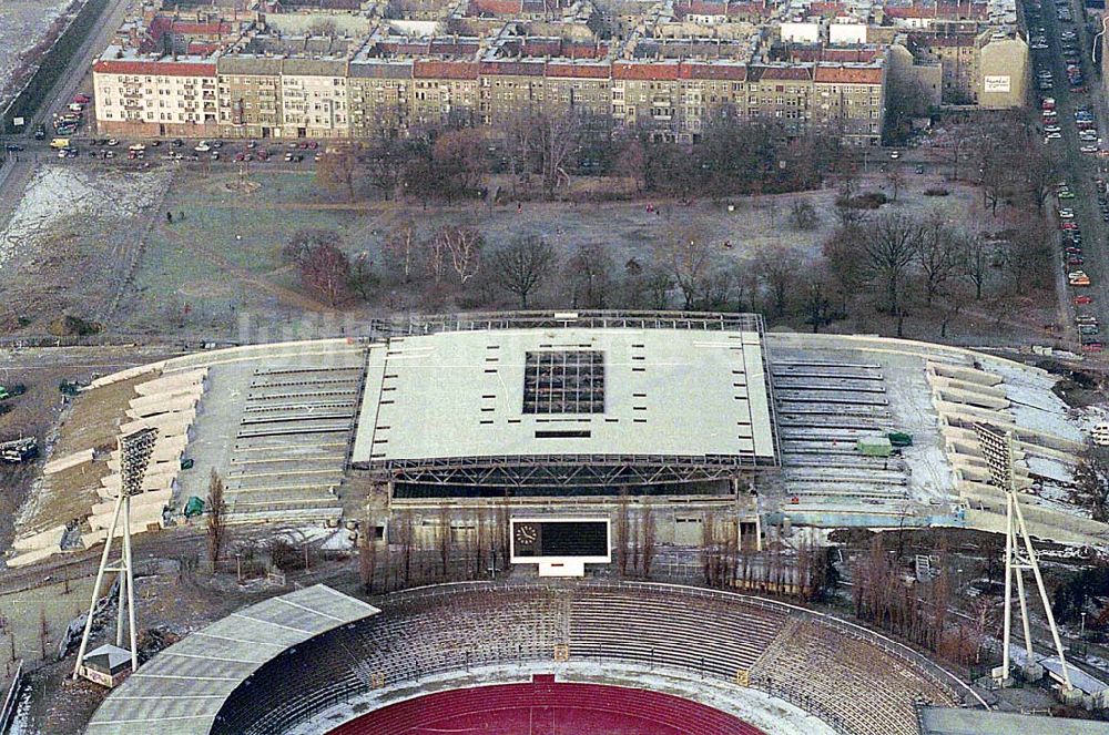 Berlin-Prenzlauer Berg von oben - 21.12.1995 Berlin, Neubau Sportstätten Jahnsportpark Ostbahnhof