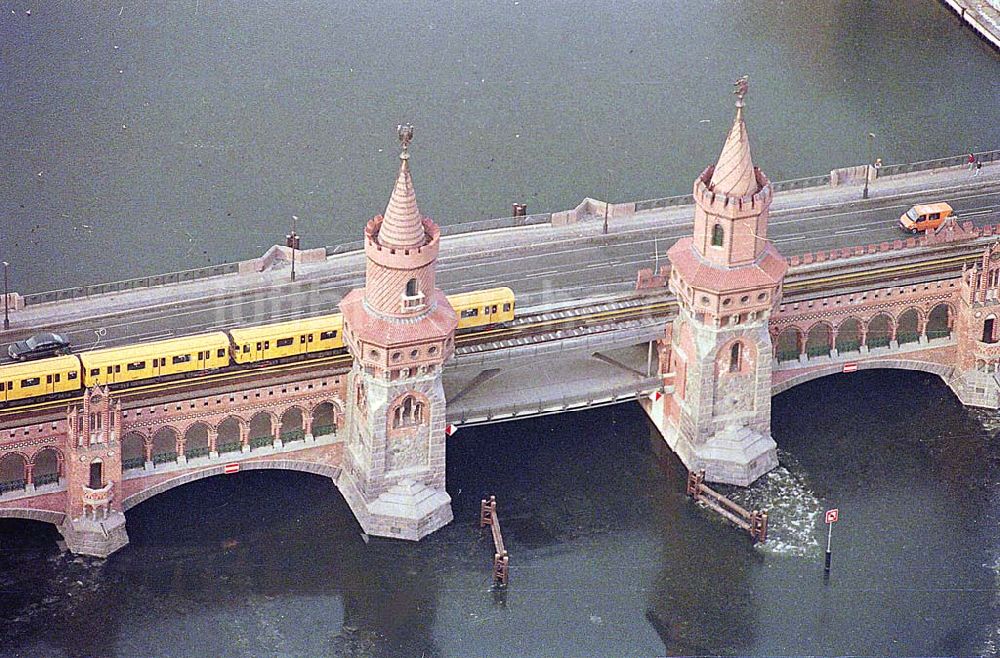 Berlin-Friedrichshain aus der Vogelperspektive: 21.12.1995 Berlin, Oberbaumbrücke