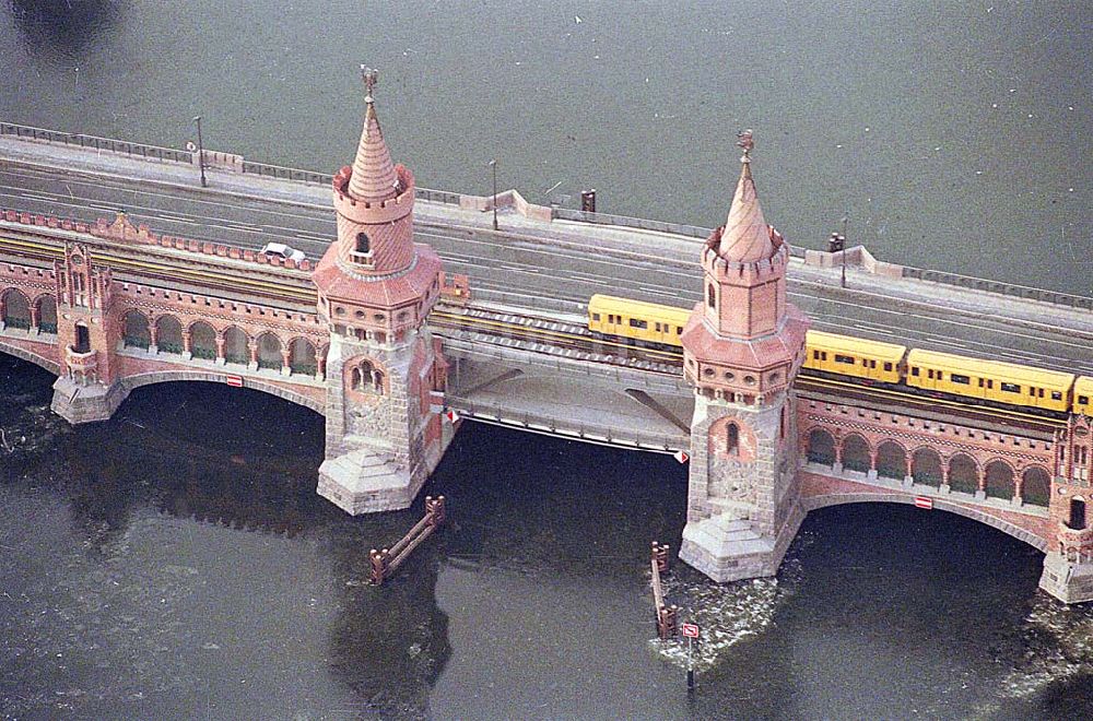 Berlin-Friedrichshain von oben - 21.12.1995 Berlin, Oberbaumbrücke