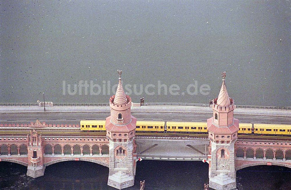 Berlin-Friedrichshain aus der Vogelperspektive: 21.12.1995 Berlin, Oberbaumbrücke