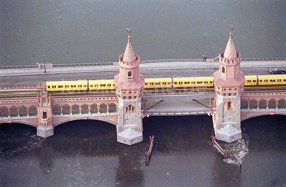 Luftbild Berlin-Friedrichshain - 21.12.1995 Berlin, Oberbaumbrücke