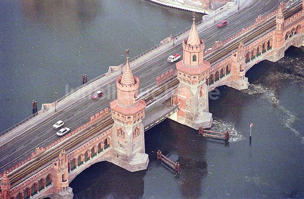 Berlin-Friedrichshain von oben - 21.12.1995 Berlin, Oberbaumbrücke