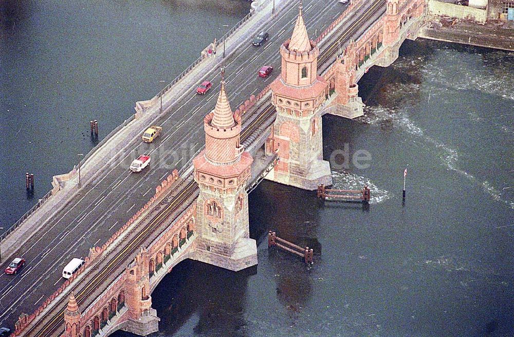 Berlin-Friedrichshain aus der Vogelperspektive: 21.12.1995 Berlin, Oberbaumbrücke