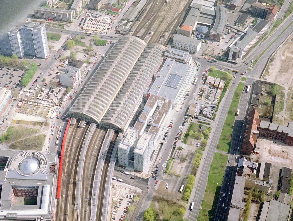 Berlin - Friedrichshain aus der Vogelperspektive: Berlin - Ostbahnhof.