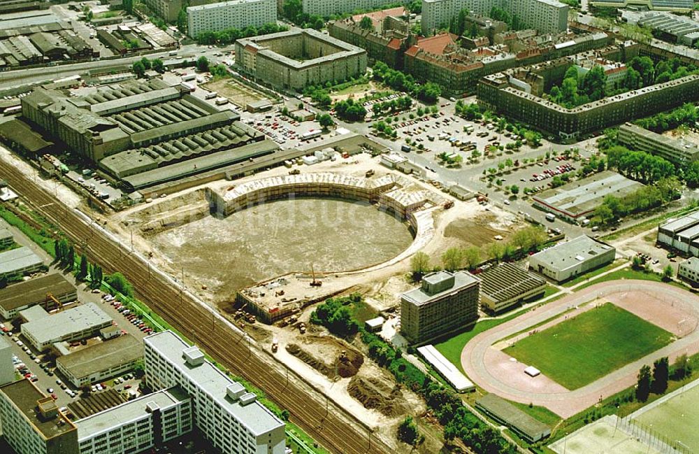 Luftbild Berlin, Prenzlauer Berg - 24.05.1994 Berlin, Prenzlauer Berg Sporthallen -bau, Mehrzweckhalle Jahnsportpark