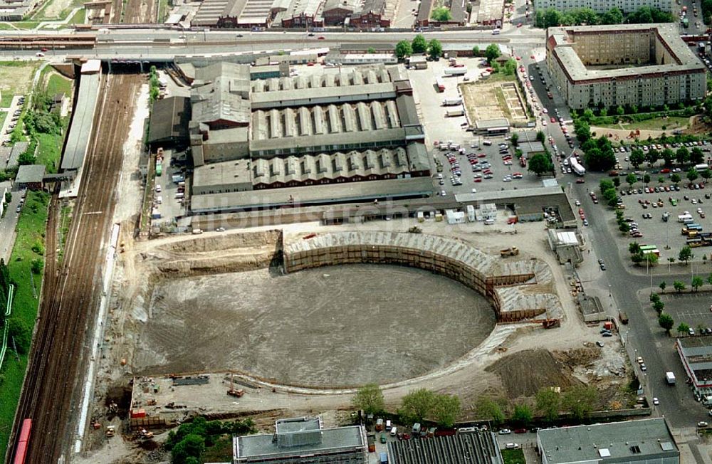 Luftbild Berlin, Prenzlauer Berg - 24.05.1994 Berlin, Prenzlauer Berg Sporthallen -bau, Mehrzweckhalle Jahnsportpark