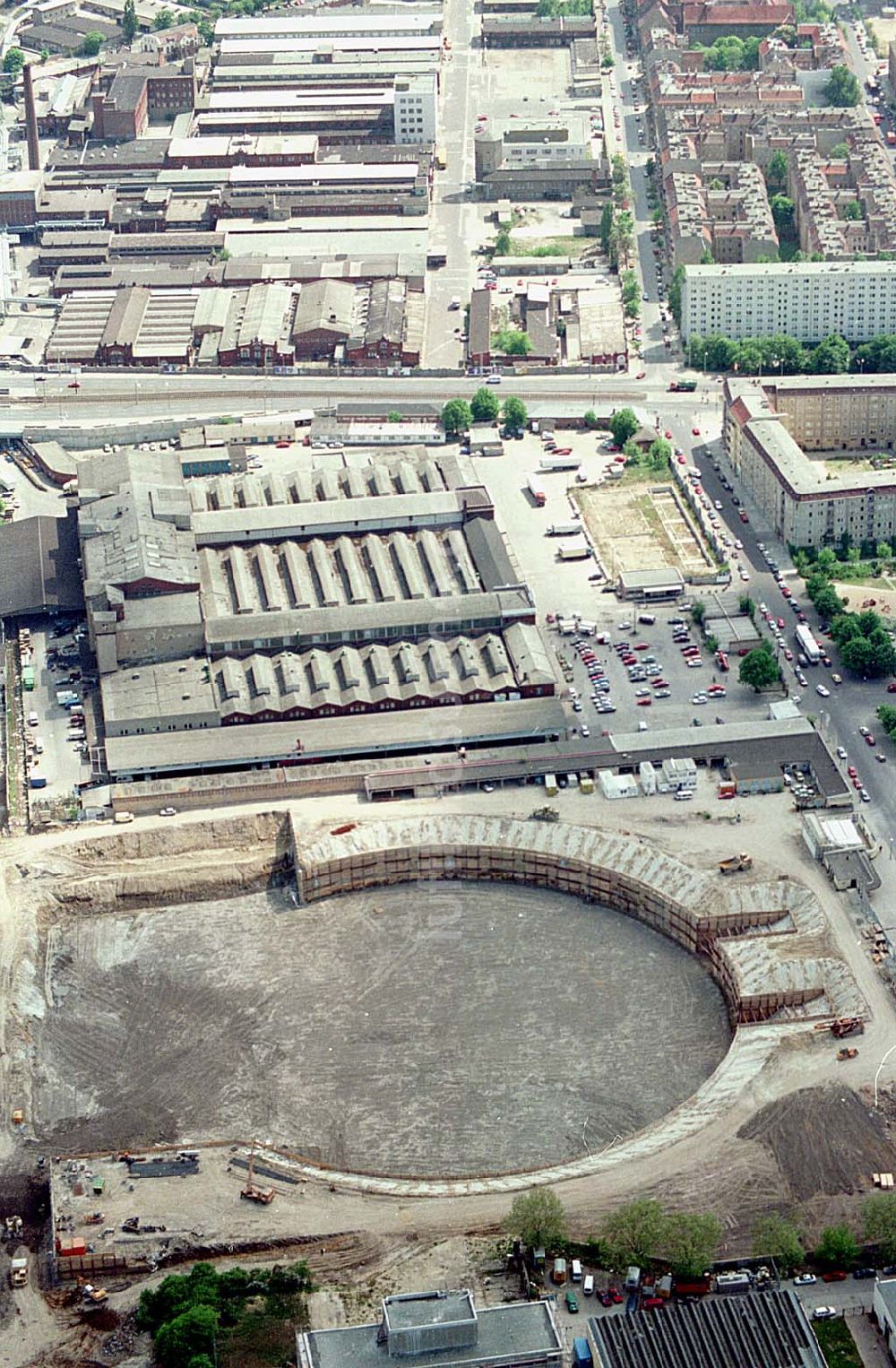 Luftaufnahme Berlin, Prenzlauer Berg - 24.05.1994 Berlin, Prenzlauer Berg Sporthallen -bau, Mehrzweckhalle Jahnsportpark