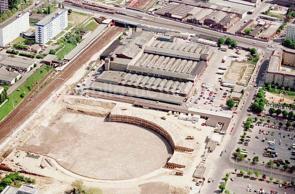 Berlin, Prenzlauer Berg aus der Vogelperspektive: 24.05.1994 Berlin, Prenzlauer Berg Sporthallen -bau, Mehrzweckhalle Jahnsportpark