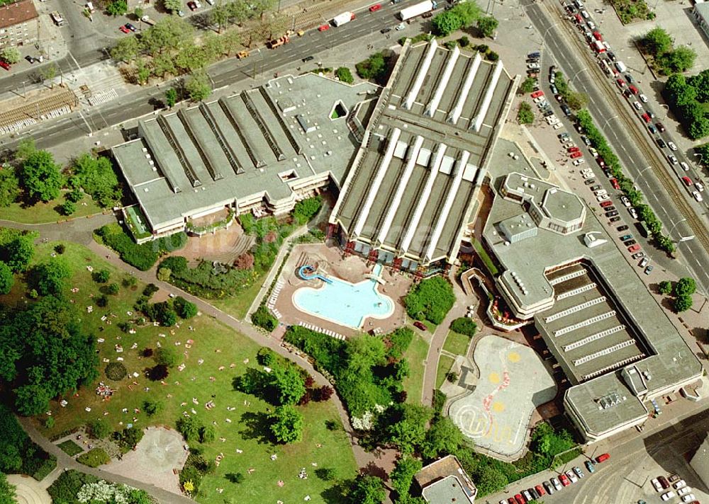 Luftaufnahme Berlin, Prenzlauer Berg - 24.05.1994 Berlin, Prenzlauer Berg Sporthallen -bau, Mehrzweckhalle Jahnsportpark