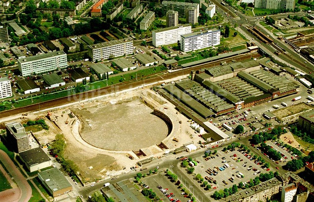 Berlin, Prenzlauer Berg von oben - 24.05.1994 Berlin, Prenzlauer Berg Sporthallen -bau, Mehrzweckhalle Jahnsportpark