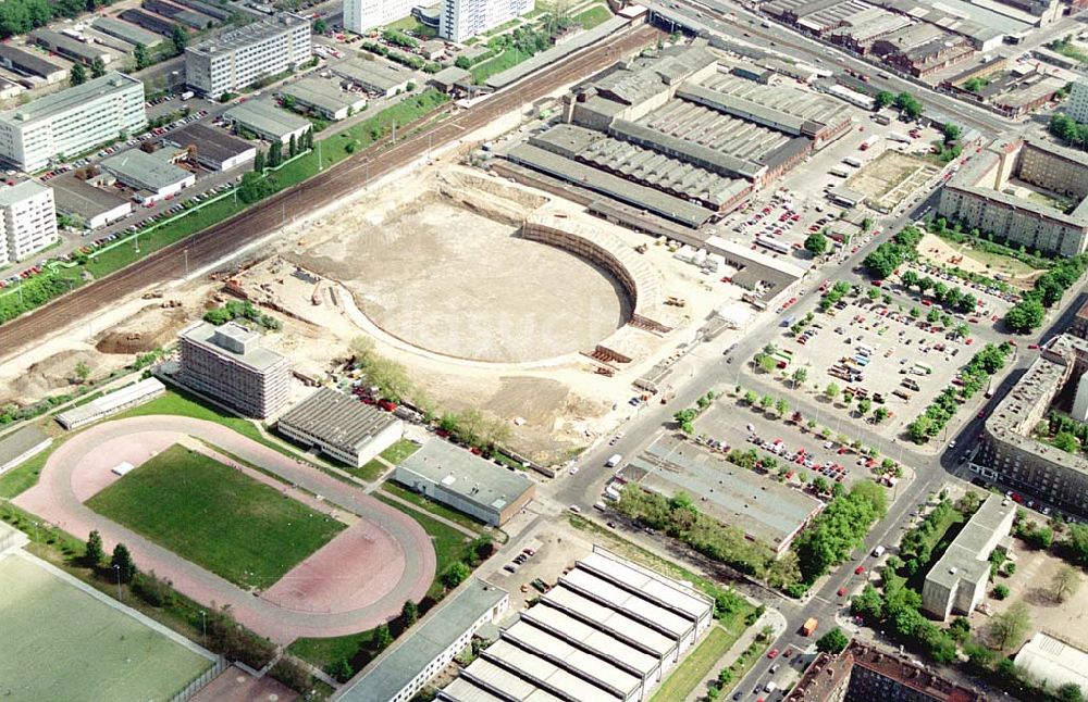 Berlin, Prenzlauer Berg aus der Vogelperspektive: 24.05.1994 Berlin, Prenzlauer Berg Sporthallen -bau, Mehrzweckhalle Jahnsportpark